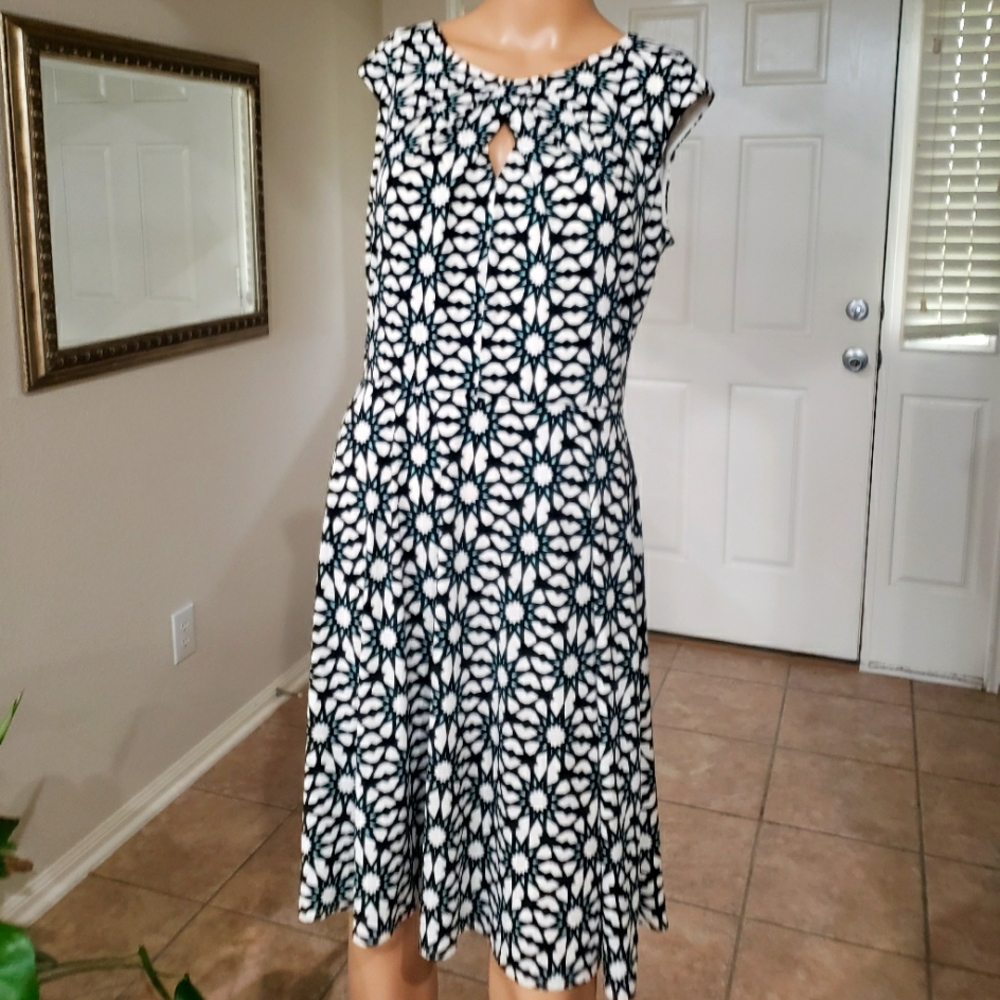 Wisp 8p fit & flare ruched to center diamond keyhole geofloral print